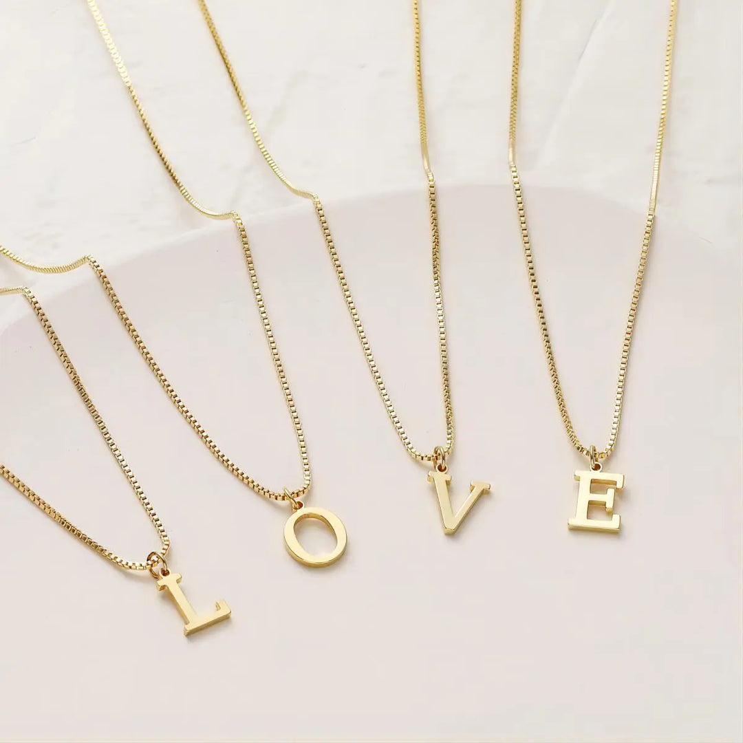 Collar con iniciales de letras de amor