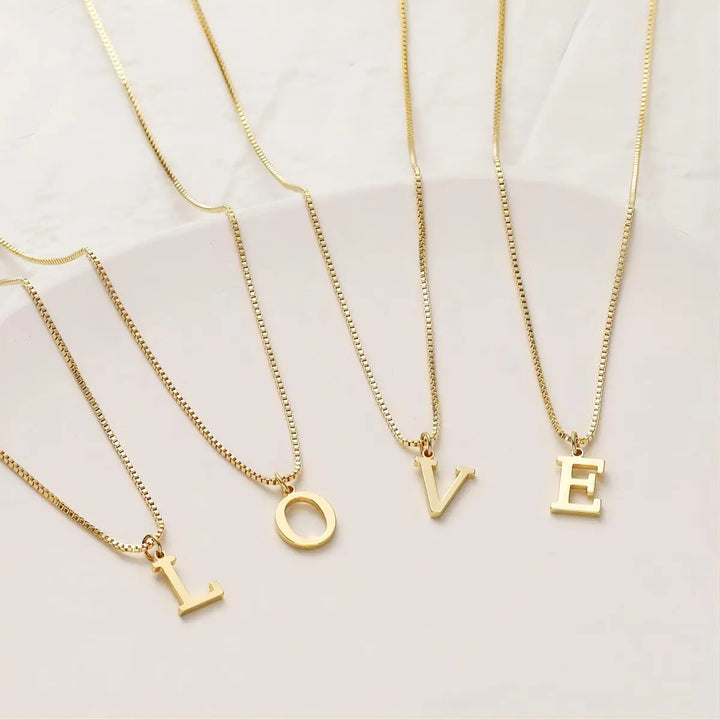 Collar con iniciales de letras de amor