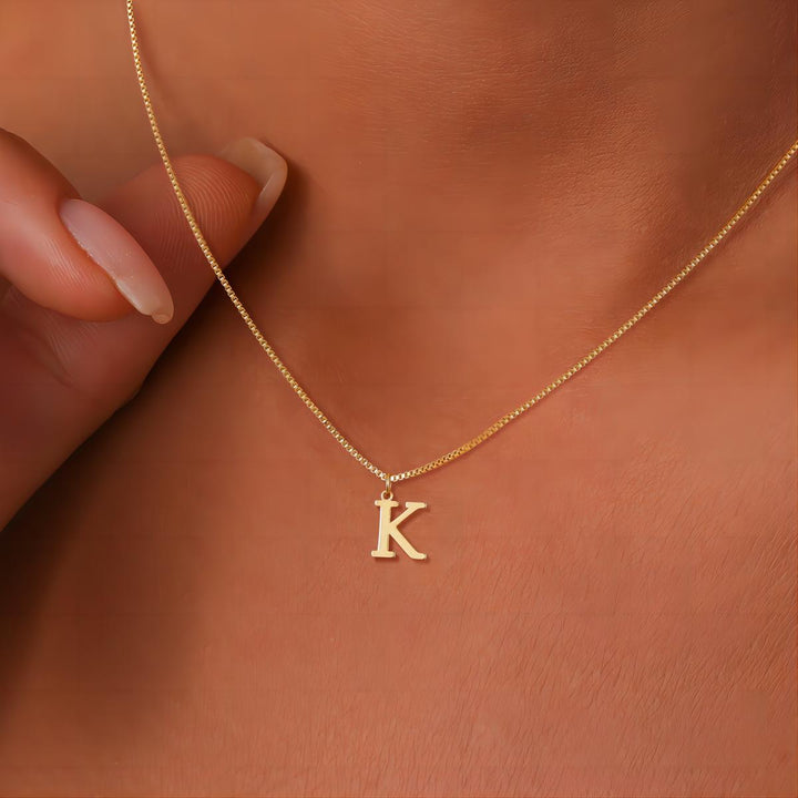 Collar con iniciales de letras de amor