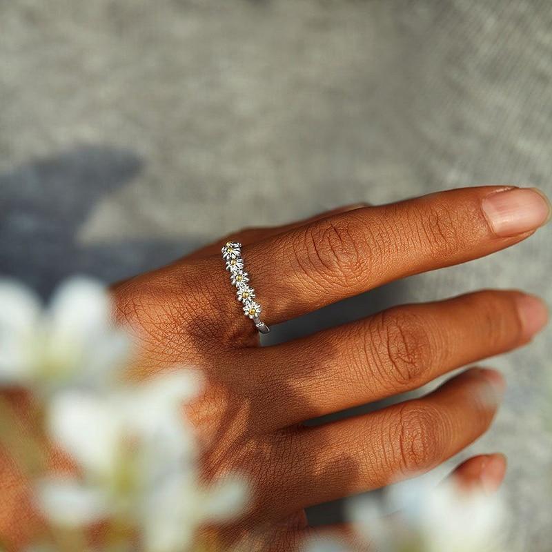 Anillo ajustable de plata con margarita