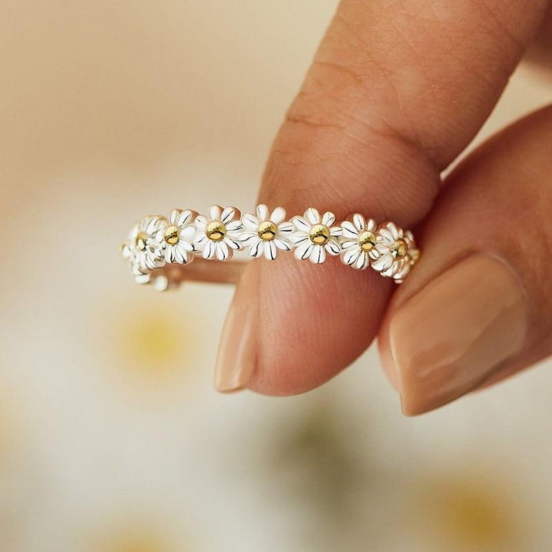 Anillo ajustable de plata con margarita