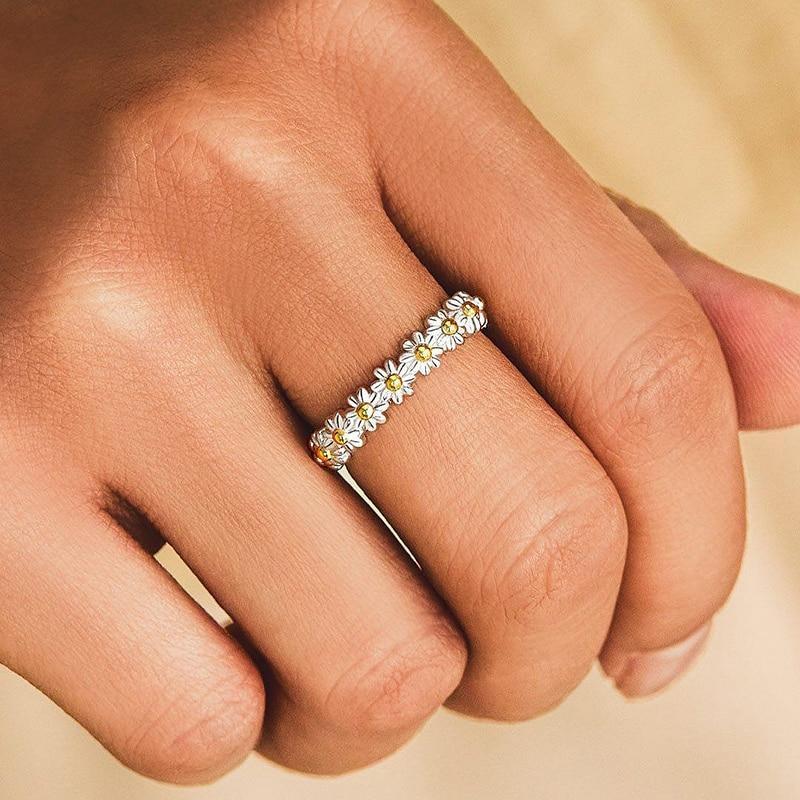 Anillo de plata ajustable con margarita