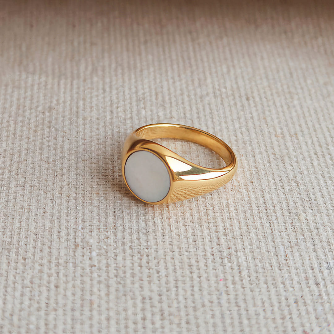 Anillo con perlas de madreperla