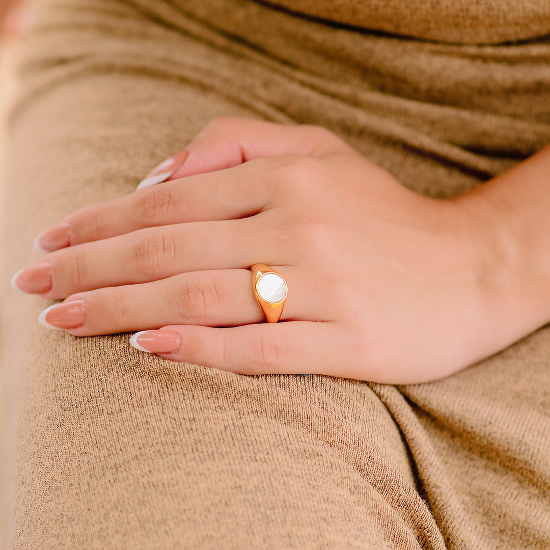Anillo con perlas de madreperla