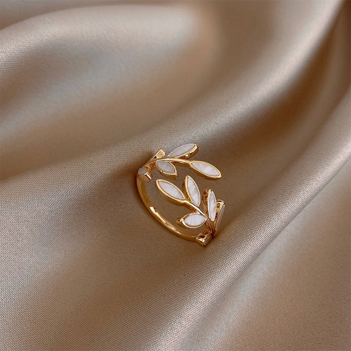 Anillo de oro ajustable con hoja y ópalo blanco