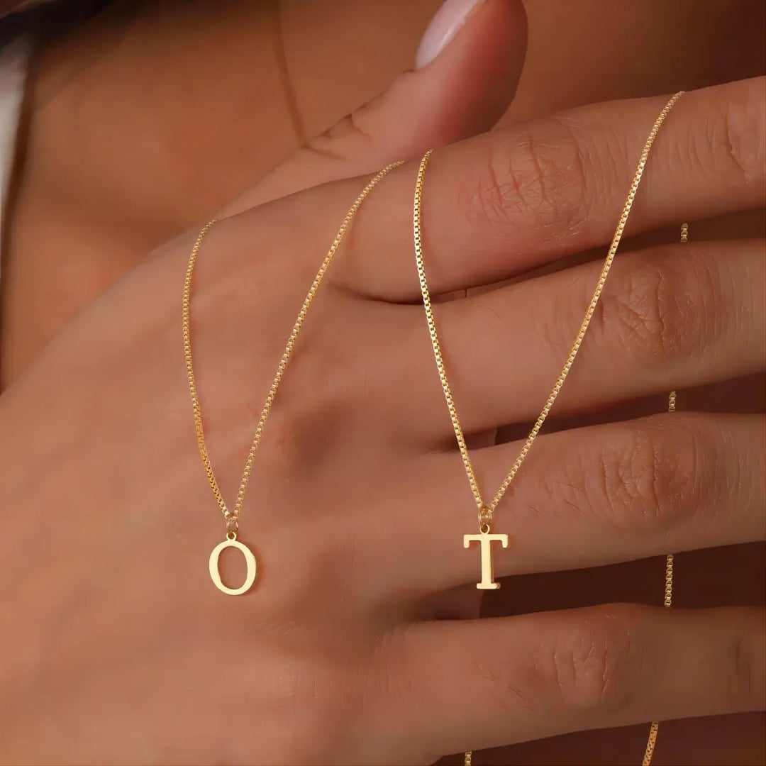Collar con iniciales de letras de amor