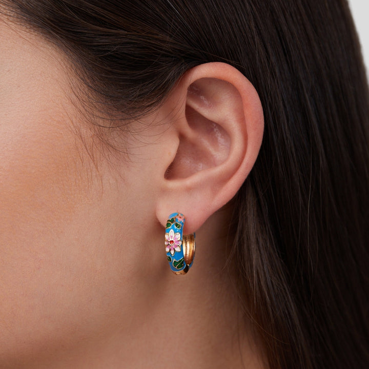 Pendientes de aro dorados con flor