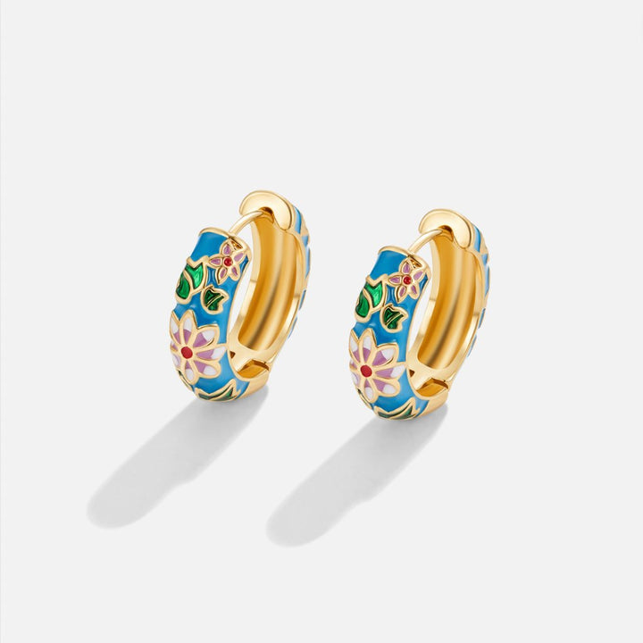 Pendientes de aro dorados con flor