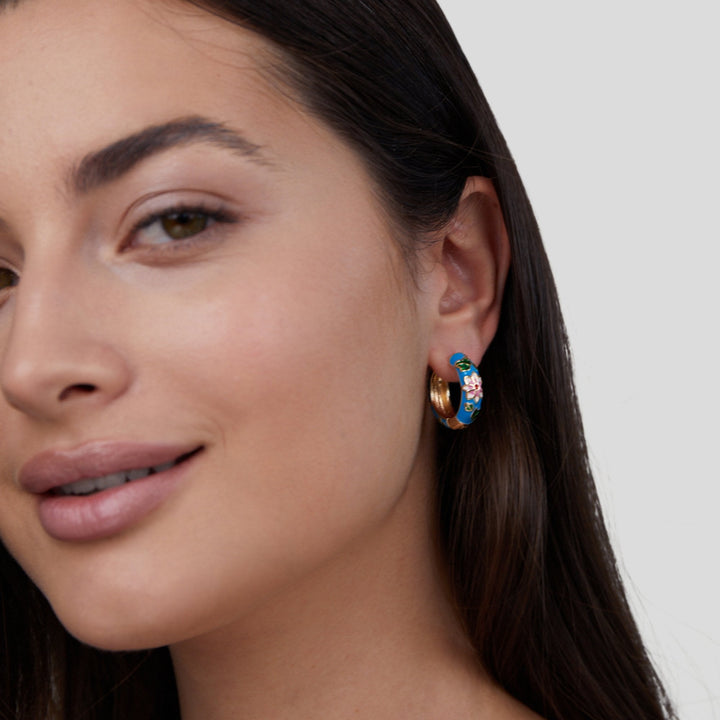 Pendientes de aro dorados con flor