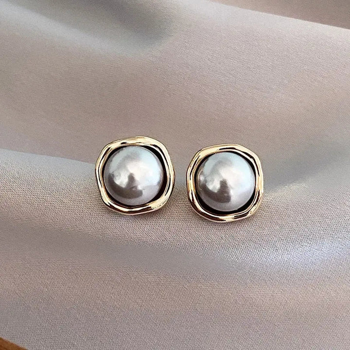 Elegantes pendientes de perlas negras